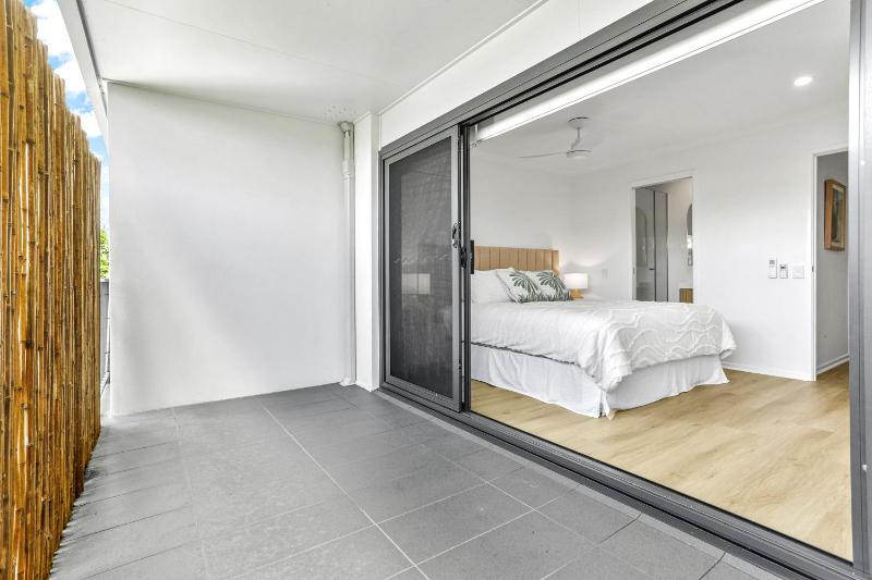 Modern & Tranquil Sunshine Beach - image 3