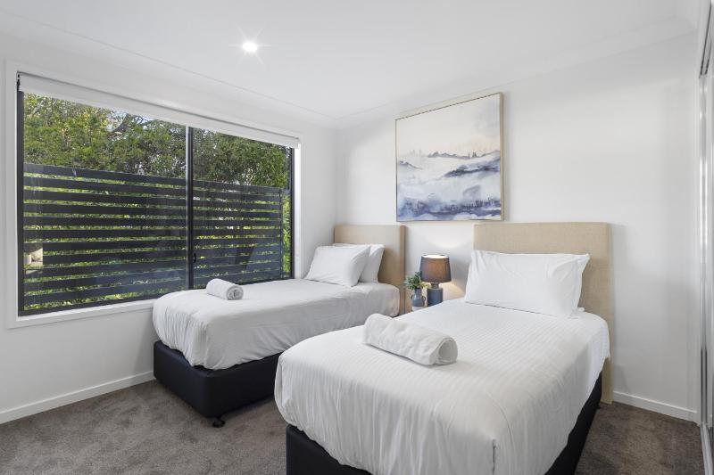 Retreat with Parking Close to Greenslopes Hospital - image 12