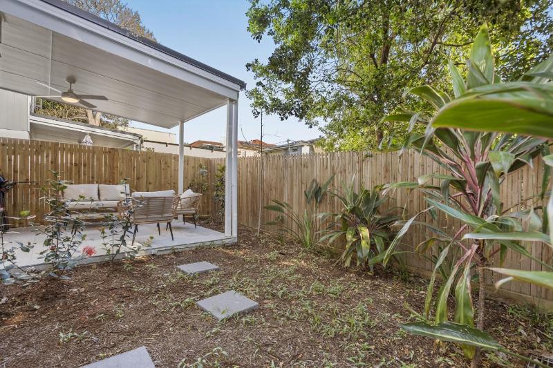 Retreat with Parking Close to Greenslopes Hospital - image 14