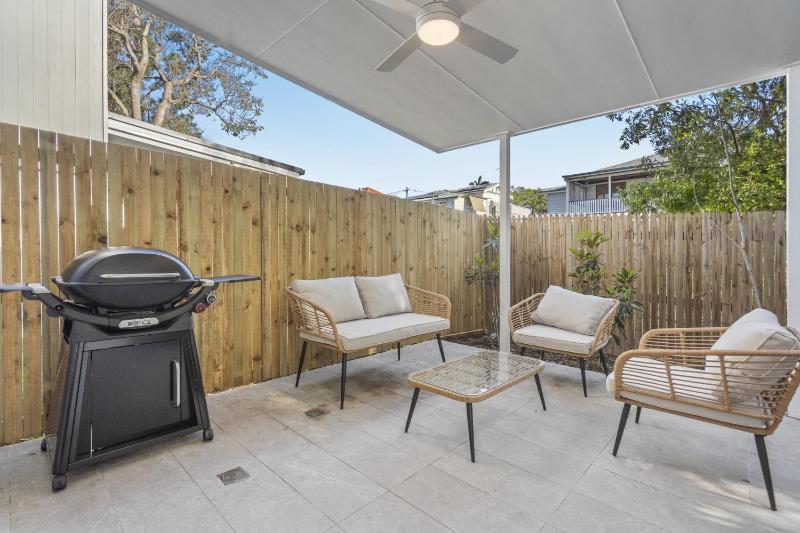 Retreat with Parking Close to Greenslopes Hospital - image 8