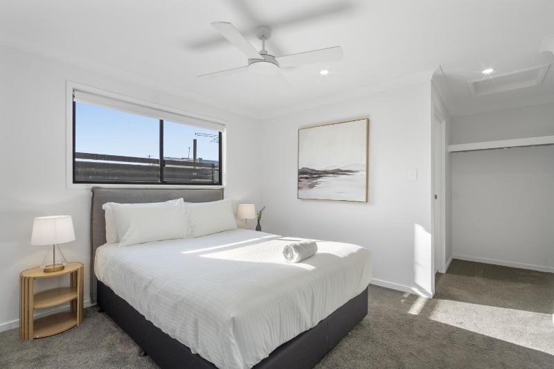 Retreat with Parking Close to Greenslopes Hospital - image 9
