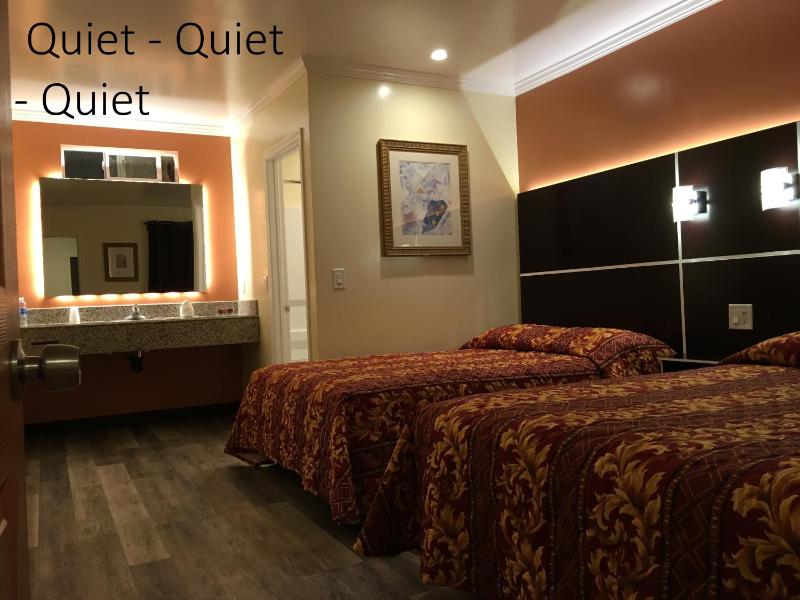 Queen Room image 2