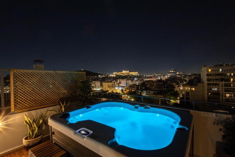 Acropolis Sky Retreat Jacuzzi & 3BR Maisonette - image 1