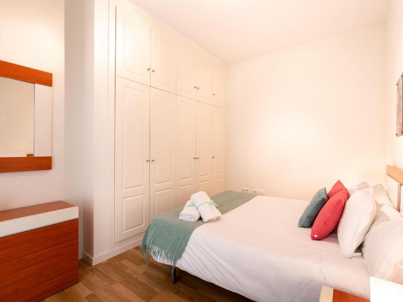 1 Dorm Elegante en la Sevilla más autentica - image 11