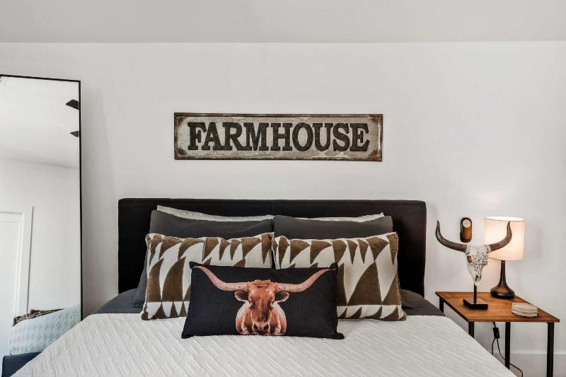 Group Friendly 2 Nashville Homes Sleeps 15 - image 16