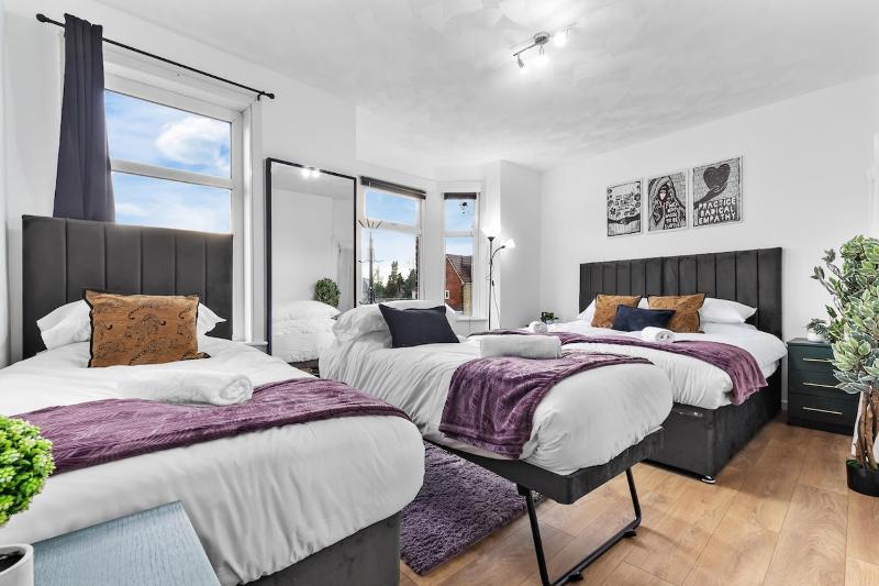 Spacious 3 Beds Home Close to Southampton GENERAL HOSPITAL - sleep 9 - Free Parking - Pool table - 2 Large TVs - image 46