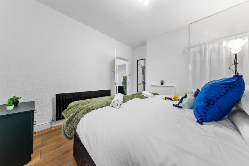 Spacious 3 Beds Home Close to Southampton GENERAL HOSPITAL - sleep 9 - Free Parking - Pool table - 2 Large TVs - image 9