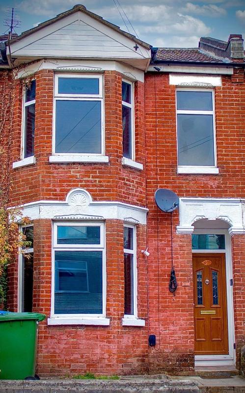 Spacious 3 Beds Home Close to Southampton GENERAL HOSPITAL - sleep 9 - Free Parking - Pool table - 2 Large TVs - image 14