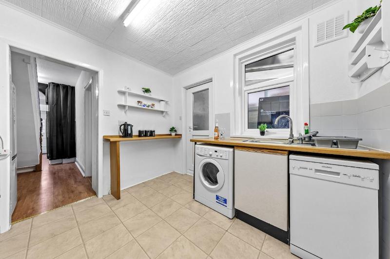 Spacious 3 Beds Home Close to Southampton GENERAL HOSPITAL - sleep 9 - Free Parking - Pool table - 2 Large TVs - image 11