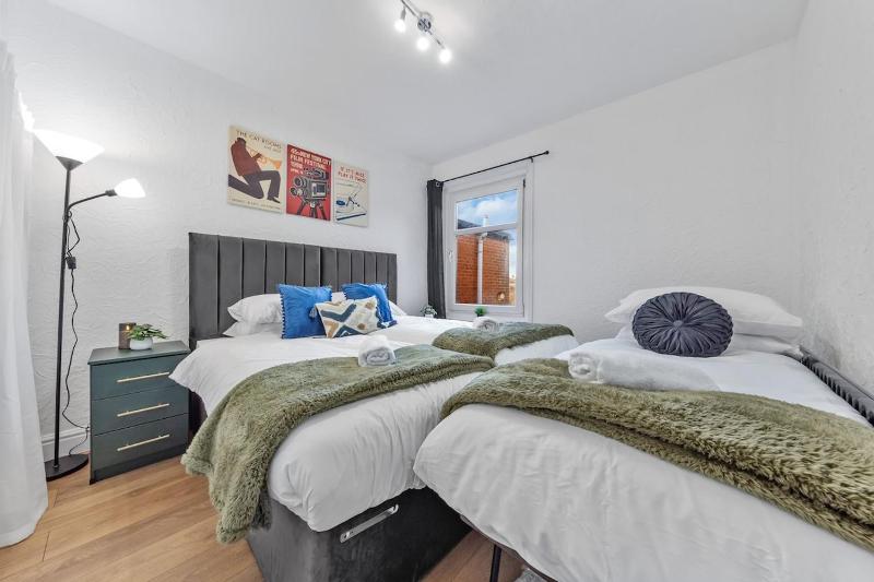 Spacious 3 Beds Home Close to Southampton GENERAL HOSPITAL - sleep 9 - Free Parking - Pool table - 2 Large TVs - image 7