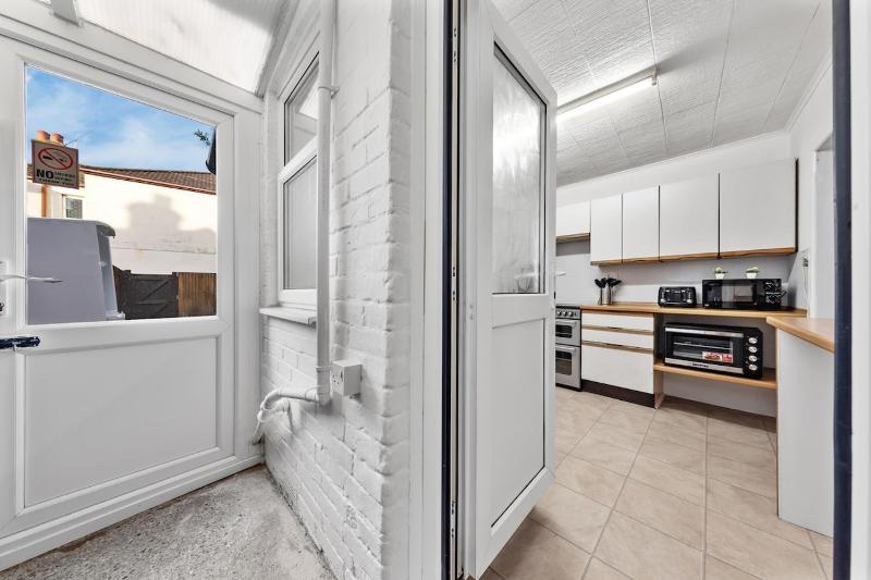 Spacious 3 Beds Home Close to Southampton GENERAL HOSPITAL - sleep 9 - Free Parking - Pool table - 2 Large TVs - image 8