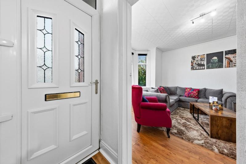 Spacious 3 Beds Home Close to Southampton GENERAL HOSPITAL - sleep 9 - Free Parking - Pool table - 2 Large TVs - image 18