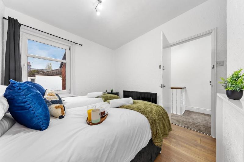 Spacious 3 Beds Home Close to Southampton GENERAL HOSPITAL - sleep 9 - Free Parking - Pool table - 2 Large TVs - image 39