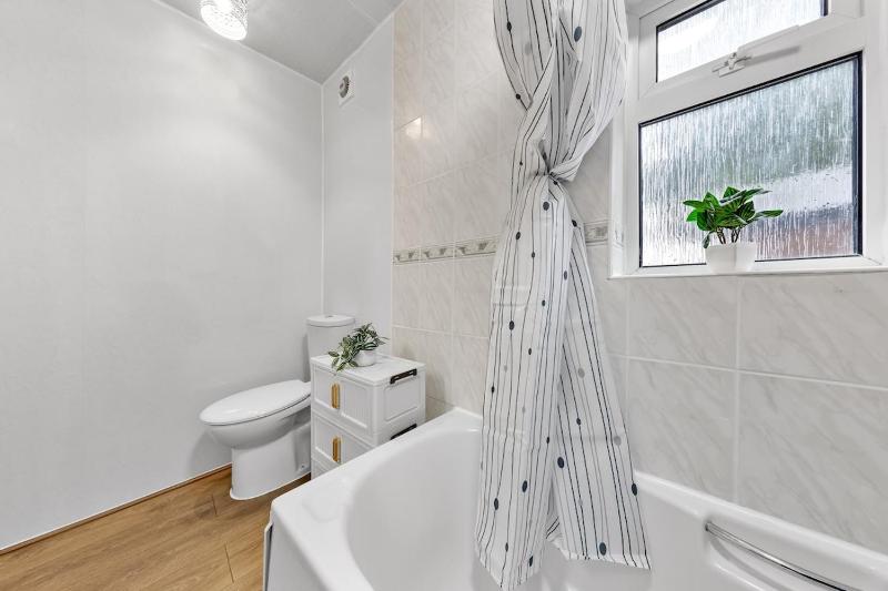 Spacious 3 Beds Home Close to Southampton GENERAL HOSPITAL - sleep 9 - Free Parking - Pool table - 2 Large TVs - image 44