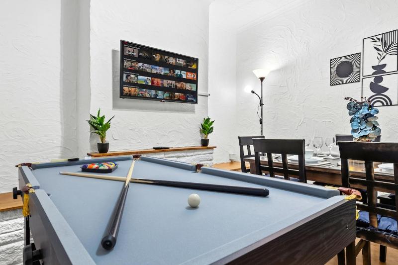 Spacious 3 Beds Home Close to Southampton GENERAL HOSPITAL - sleep 9 - Free Parking - Pool table - 2 Large TVs - image 43
