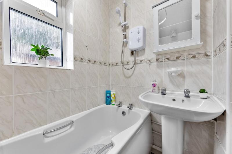 Spacious 3 Beds Home Close to Southampton GENERAL HOSPITAL - sleep 9 - Free Parking - Pool table - 2 Large TVs - image 10