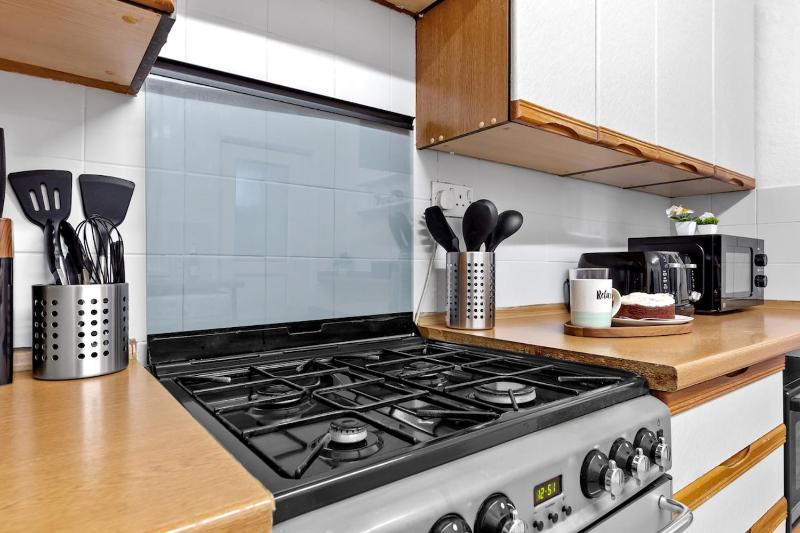 Spacious 3 Beds Home Close to Southampton GENERAL HOSPITAL - sleep 9 - Free Parking - Pool table - 2 Large TVs - image 3