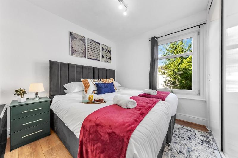 Spacious 3 Beds Home Close to Southampton GENERAL HOSPITAL - sleep 9 - Free Parking - Pool table - 2 Large TVs - image 23