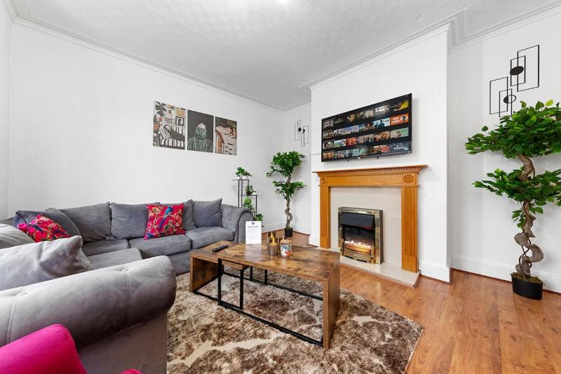 Spacious 3 Beds Home Close to Southampton GENERAL HOSPITAL - sleep 9 - Free Parking - Pool table - 2 Large TVs - image 49