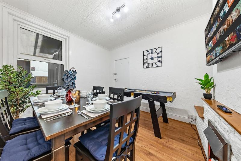 Spacious 3 Beds Home Close to Southampton GENERAL HOSPITAL - sleep 9 - Free Parking - Pool table - 2 Large TVs - image 28