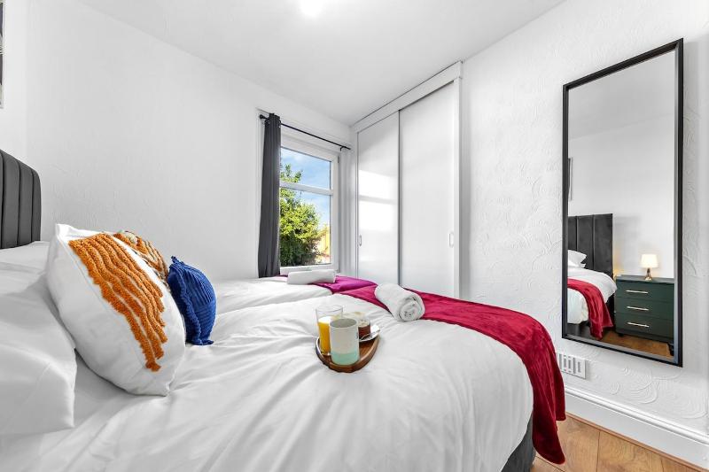 Spacious 3 Beds Home Close to Southampton GENERAL HOSPITAL - sleep 9 - Free Parking - Pool table - 2 Large TVs - image 4