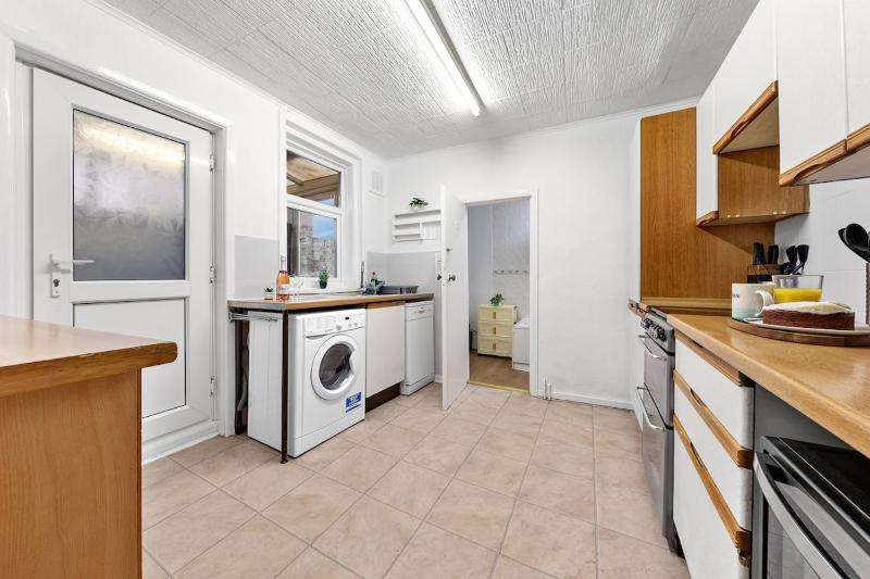 Spacious 3 Beds Home Close to Southampton GENERAL HOSPITAL - sleep 9 - Free Parking - Pool table - 2 Large TVs - image 22