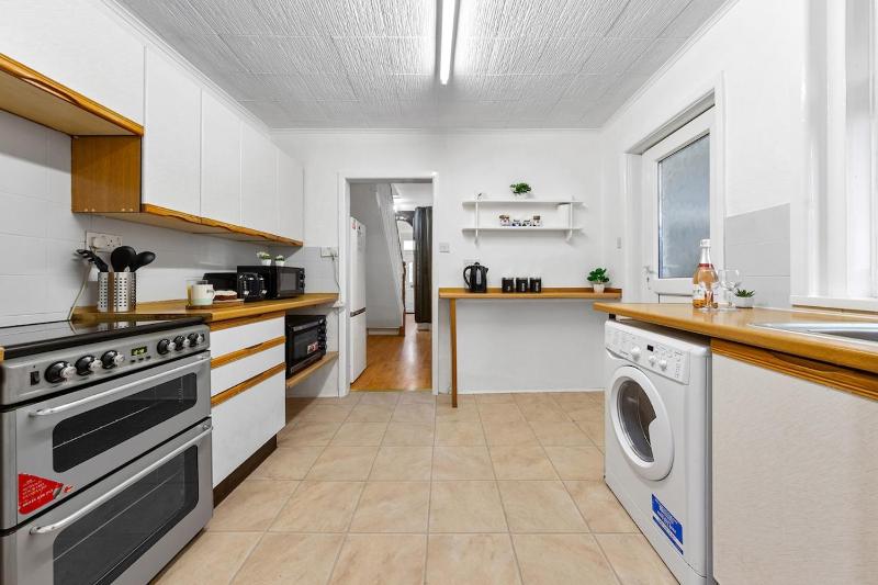 Spacious 3 Beds Home Close to Southampton GENERAL HOSPITAL - sleep 9 - Free Parking - Pool table - 2 Large TVs - image 35