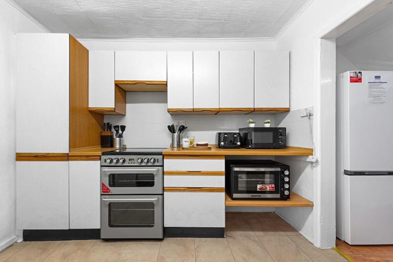 Spacious 3 Beds Home Close to Southampton GENERAL HOSPITAL - sleep 9 - Free Parking - Pool table - 2 Large TVs - image 27