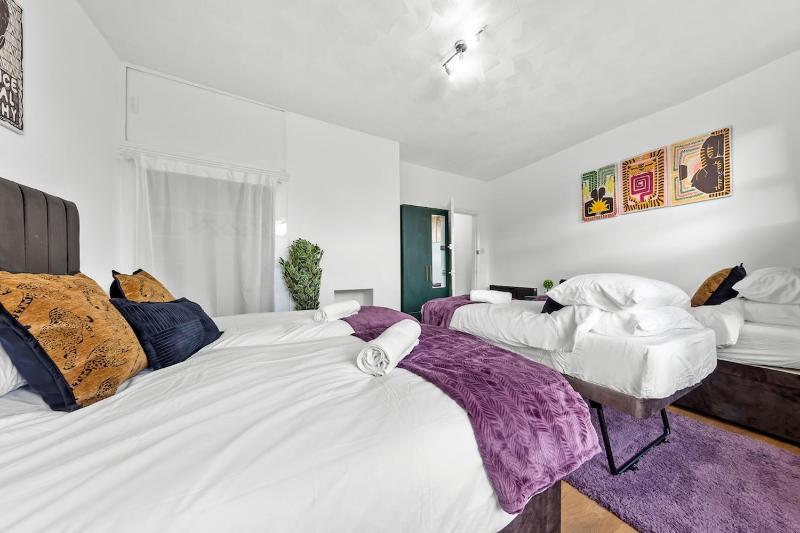 Spacious 3 Beds Home Close to Southampton GENERAL HOSPITAL - sleep 9 - Free Parking - Pool table - 2 Large TVs - image 2