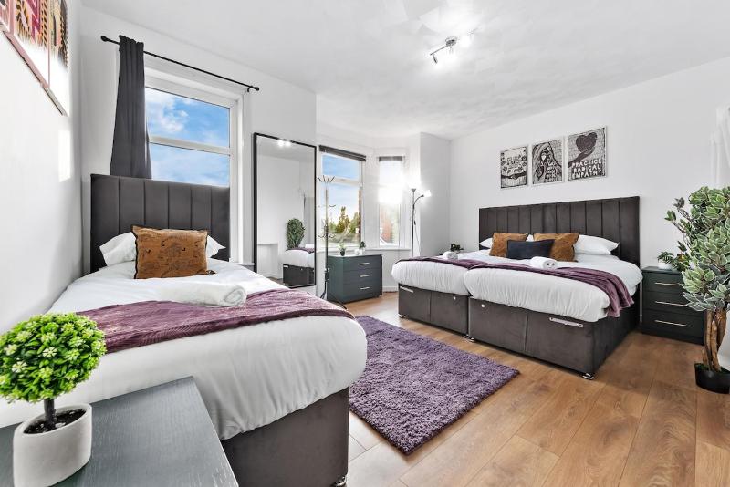 Spacious 3 Beds Home Close to Southampton GENERAL HOSPITAL - sleep 9 - Free Parking - Pool table - 2 Large TVs - image 30