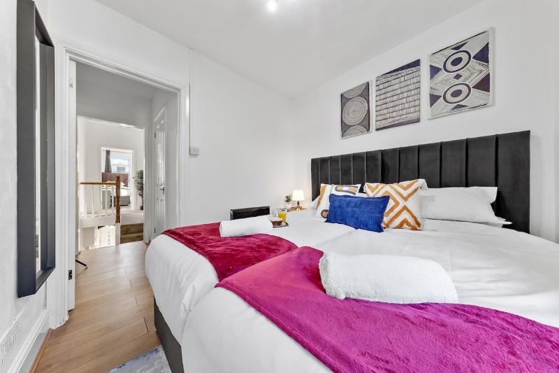 Spacious 3 Beds Home Close to Southampton GENERAL HOSPITAL - sleep 9 - Free Parking - Pool table - 2 Large TVs - image 48