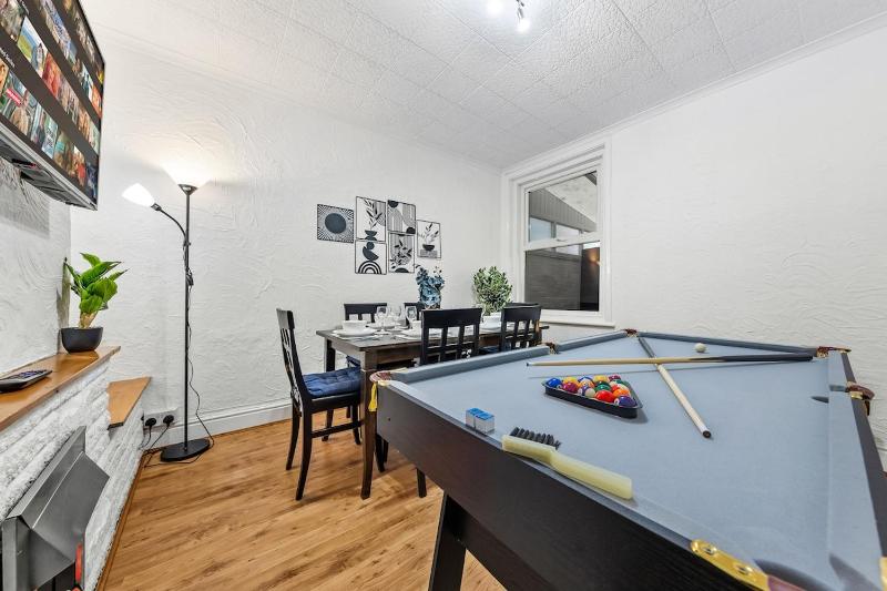 Spacious 3 Beds Home Close to Southampton GENERAL HOSPITAL - sleep 9 - Free Parking - Pool table - 2 Large TVs - image 36