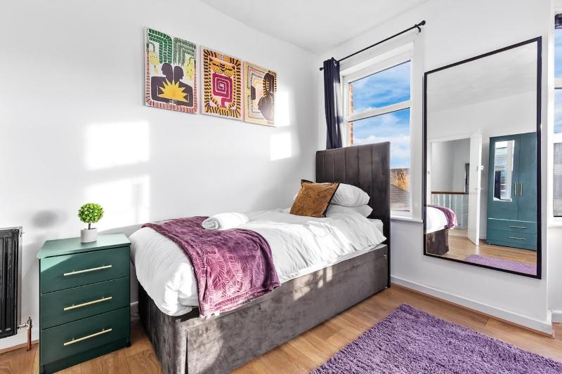 Spacious 3 Beds Home Close to Southampton GENERAL HOSPITAL - sleep 9 - Free Parking - Pool table - 2 Large TVs - image 13