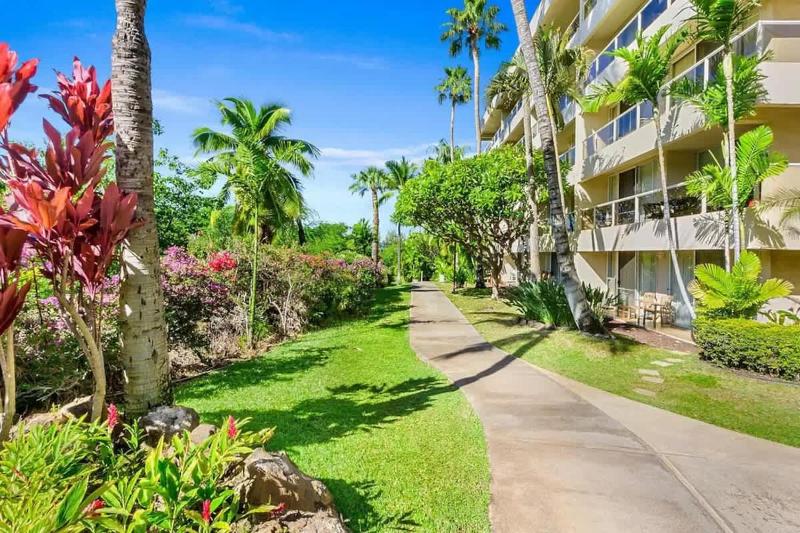 Beachfront Studio Walk to Kamaole Beach Pools - image 21