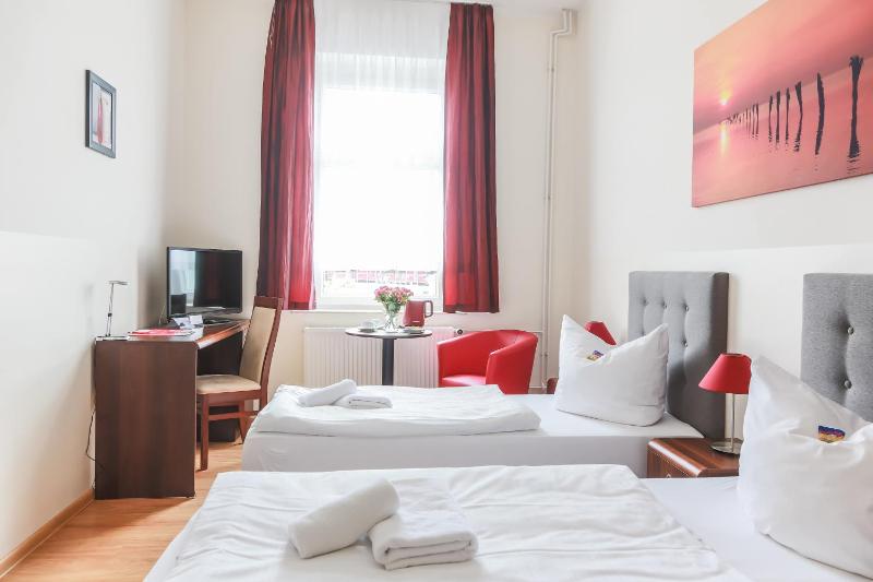 Twin Room image 2