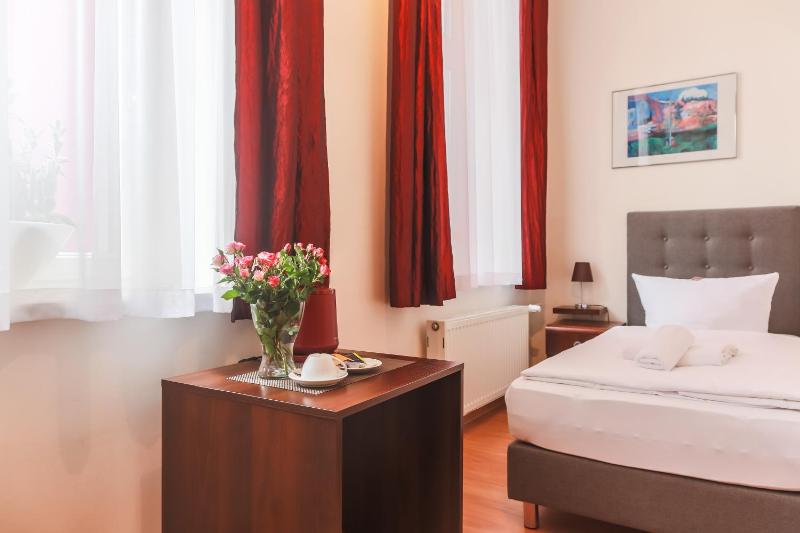 Standard Single Room image 2