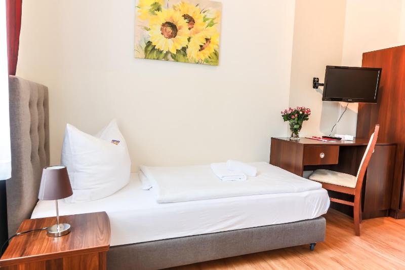 Comfort Single Room image 4
