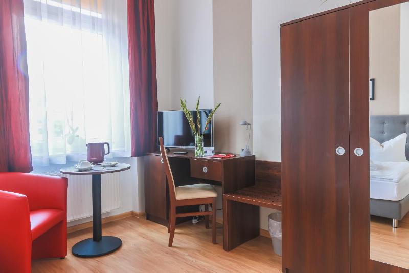 Standard Double Room image 3