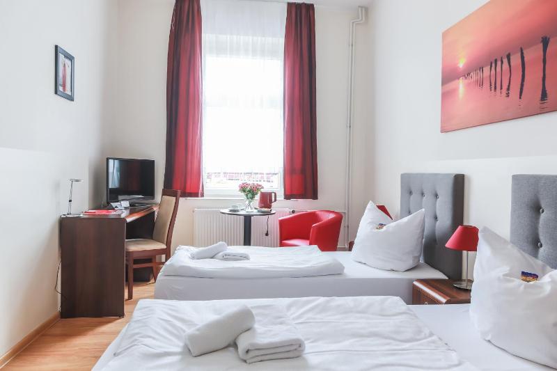Twin Room image 3