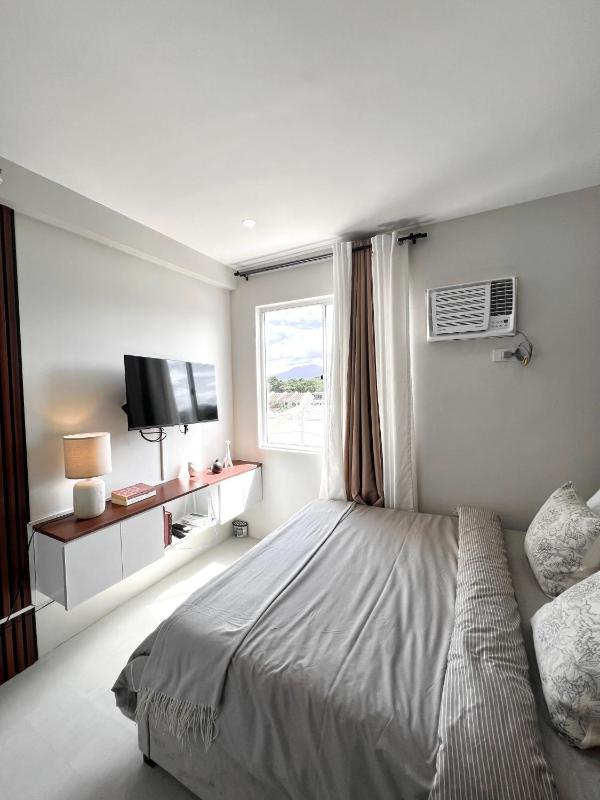 Shenna's Condo Unit Rental |Mountain-Facing Studio - image 17