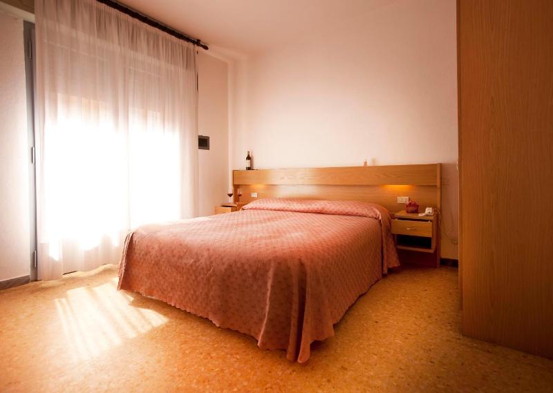 Economy Double Room image 3