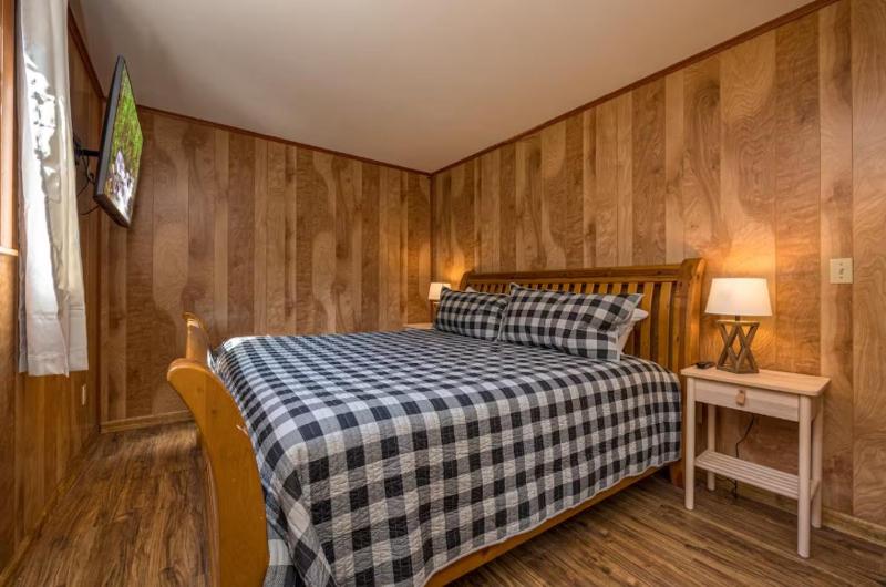 Beorns Cottage 5BR Smoky Mountain Getaway with Views Hot Tub & Game Room - image 2