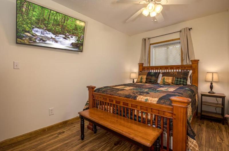 Beorns Cottage 5BR Smoky Mountain Getaway with Views Hot Tub & Game Room - image 22