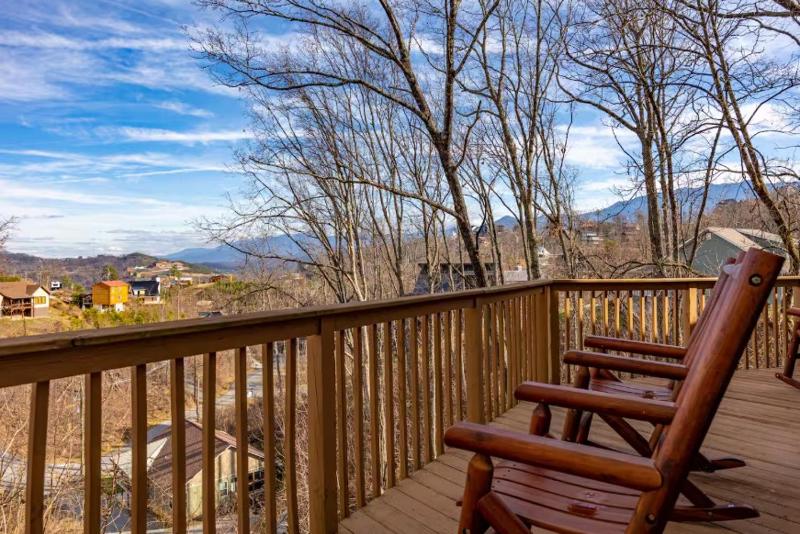 Beorns Cottage 5BR Smoky Mountain Getaway with Views Hot Tub & Game Room - image 6