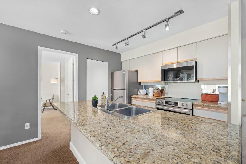 2BR in Ironwood Stunning Mountain Views Shared Hot Tub and Pool Fireplace Parking - image 8