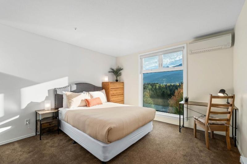 2BR in Ironwood Stunning Mountain Views Shared Hot Tub and Pool Fireplace Parking - image 2