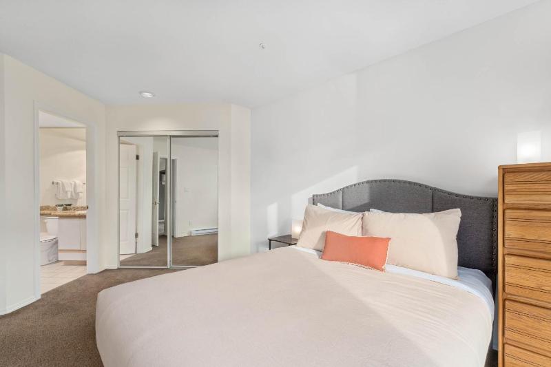 2BR in Ironwood Stunning Mountain Views Shared Hot Tub and Pool Fireplace Parking - image 12