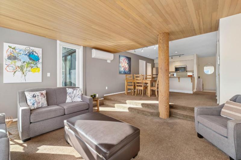 2BR in Ironwood Stunning Mountain Views Shared Hot Tub and Pool Fireplace Parking - image 17