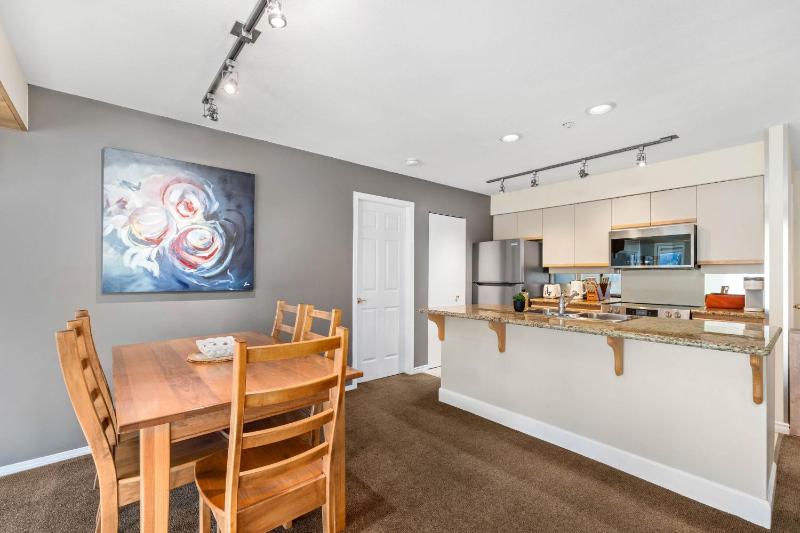 2BR in Ironwood Stunning Mountain Views Shared Hot Tub and Pool Fireplace Parking - image 11