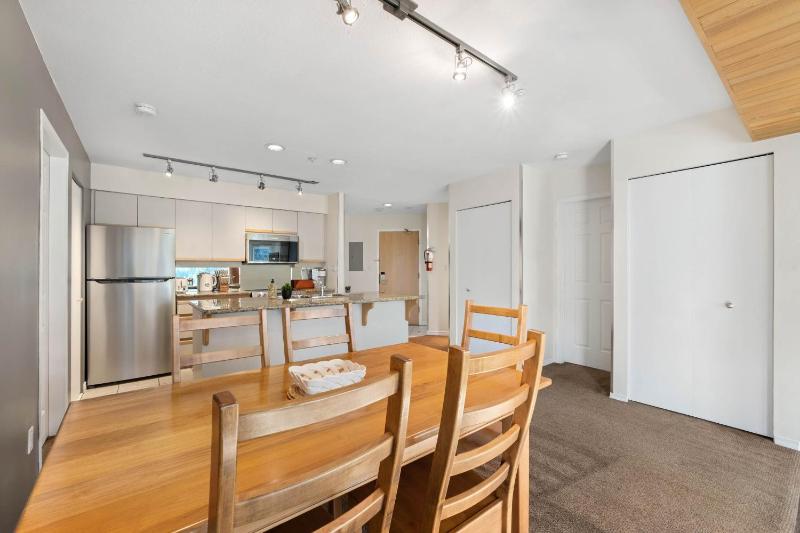 2BR in Ironwood Stunning Mountain Views Shared Hot Tub and Pool Fireplace Parking - image 3
